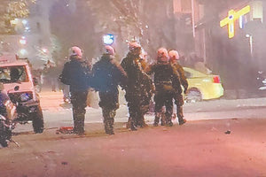 Στα γραφεία της Hellenic Train στη λεωφόρο Συγγρού συγκεντρώθηκε κόσμος λίγες ώρες μετά το τραγικό δυστύχημα στα Τέμπη.