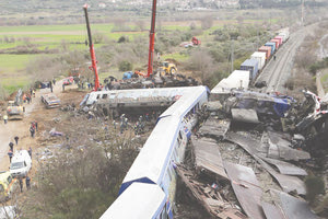 Η Ελλάδα πενθεί για την τραγωδία στα Τέμπη