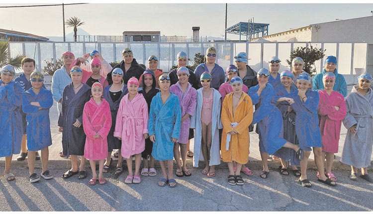  Η ομάδα των Δελφινιών που συμμετείχε στους αγώνες