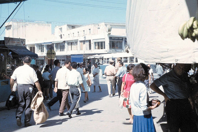 Η φωτογραφία της ημέρας: Στο Μεϊντάνι του Ηρακλείου το 1963.