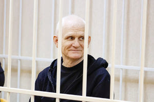 Δικαστήριο στη Λευκορωσία καταδίκασε την Παρασκευή τον βραβευμένο με Νόμπελ Ειρήνης το 2022 Αλές Μπιαλιάτσκι σε 10 χρόνια φυλάκιση