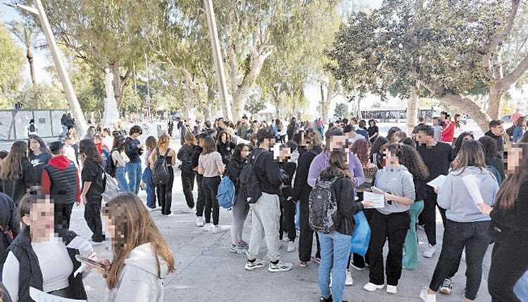  ΣΤΙΣ ΕΠΑΛΞΕΙΣ ΟΙ ΜΑΘΗΤΕΣ
Σιωπηρός... ξεσηκωμός για το δυστύχημα των Τεμπών