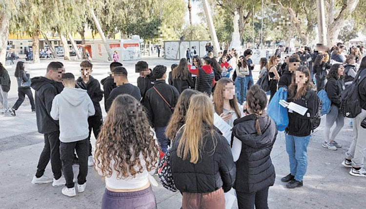 “Αυτοί μιλάνε για κέρδη κι εμείς για ανθρώπινες ζωές” φώναξαν χθες το πρωί εκατοντάδες μαθητές στο κέντρο της πόλης