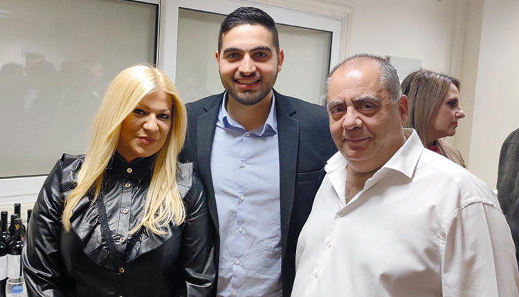 Η πρόεδρος του Συνδέσμου Μαρία Αντωνακάκη, ο υποψήφιος βουλευτής Κ. Κεφαλογιάννης και ο επιχειρηματίας Μηνάς Θωμαΐδης 