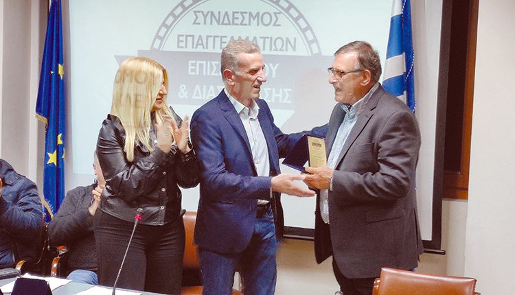 Ο πρόεδρος της ΟΕΒΕΝΗ Μπ. Λεκάκης βραβεύει τον κ. Ανωπολιωτάκη 