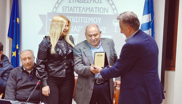 Ο περιφερειάρχης Στ. Αρναουτάκης βραβεύει τον επιχειρηματία Μιχάλη Παρασύρη 