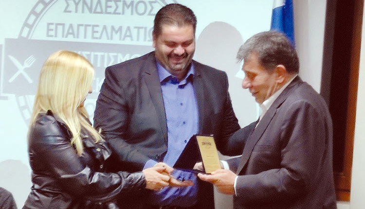 Ο αντιπεριφερειάρχης Στ. Τζεδάκης βραβεύει τον Ιάκωβο Σίφρη 