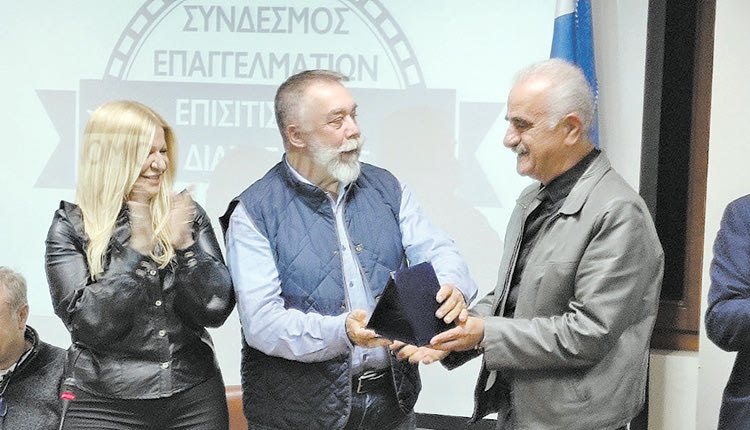 Τον τέως πρόεδρο του Σωματείου Γιάννη Τσακιράκη βράβευσε ο αντιδήμαρχος Μαρίνος Παττακός 