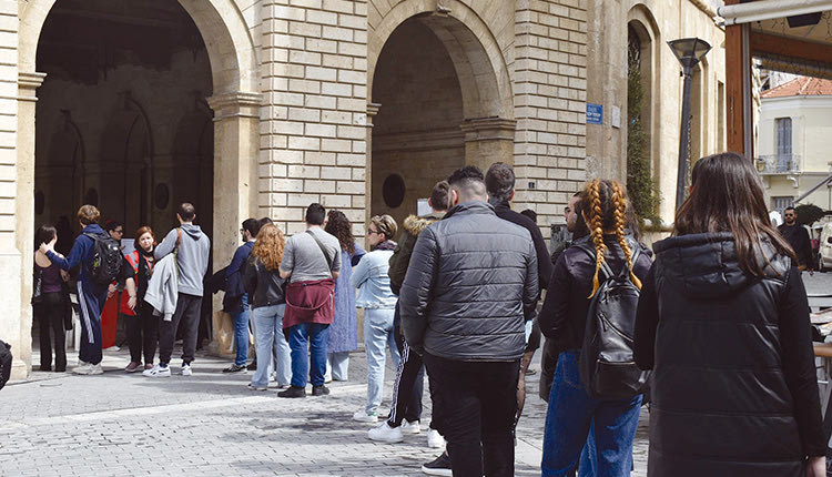 Ουρά ανθρωπιάς και αλληλεγγύης στήθηκε το μεσημέρι του Σαββάτου έξω από τη Λότζια, από νέους ανθρώπους κυρίως, που ήθελαν να προσφέρουν το αίμα τους, στους τραυματίες του σιδηροδρομικού δυστυχήματος και ανταποκρίθηκαν στο κάλεσμα του «Αιματοκρήτη».