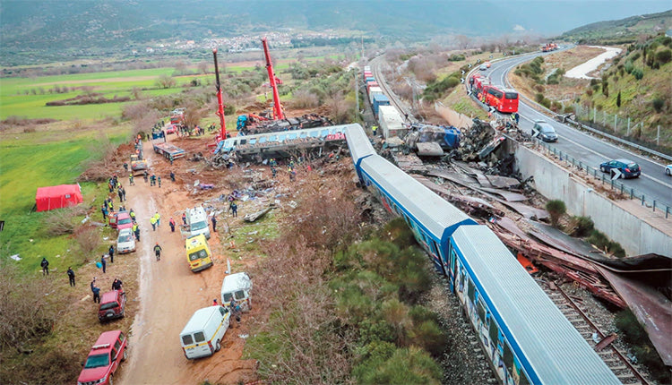 ΤΕΜΠΗ: Νωρίτερα, και ο Οργανισμός Σιδηροδρόμων Ελλάδος είχε ανακοινώσει ότι έχουν τεθεί σε αργία ο σταθμάρχης βάρδιας του σταθμού της Λάρισας και ο προϊστάμενός του, «καθώς βρίσκεται σε εξέλιξη η προανακριτική διαδικασία για τα αίτια και τις συνθήκες του δυστυχήματος»