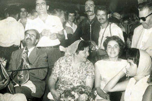 ΦΩΤΟΗΜΕΡΑΣ: Γλέντι στο Τυμπάκι το 1956. Παίζουν Φραγκίσκος Στυλιανάκης και Αλέκος Καραβίτης.