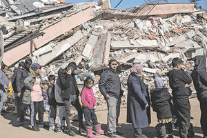 Έναν μήνα μετά τον διπλό φονικό σεισμό οι αρχές της Τουρκίας εξακολουθούν να ανασύρουν πτώματα