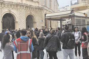 Ουρά ανθρωπιάς και αλληλεγγύης στήθηκε το μεσημέρι του Σαββάτου έξω από τη Λότζια, από νέους ανθρώπους κυρίως, που ήθελαν να προσφέρουν το αίμα τους, στους τραυματίες του σιδηροδρομικού δυστυχήματος και ανταποκρίθηκαν στο κάλεσμα του «Αιματοκρήτη».