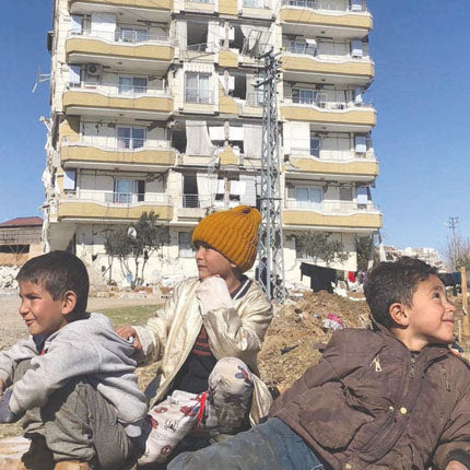 Ανέστια παιδιά κοιτούν μακριά μήπως δουν την ελπίδα...