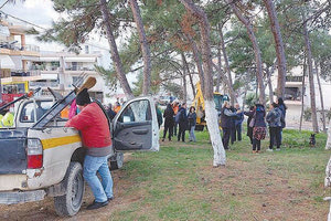 Οι κάτοικοι μπλόκαραν την κοπή των δέντρων στα Δειλινά