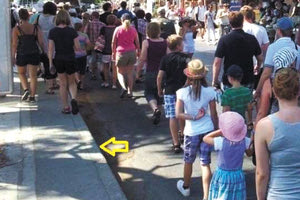 Η στενότητα του πεζοδρομίου που ενώνει τον χώρο στάθμευσης των τουριστικών λεωφορείων με την είσοδο του αρχαιολογικού χώρου της Κνωσού δημιουργεί τεράστια προβλήματα πρόσβασης στους επισκέπτες.