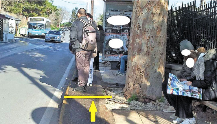 Από αυτή τη στενή λωρίδα πεζοδρομίου καλούνται να περάσουν χιλιάδες τουρίστες που καταφθάνουν με τουριστικά λεωφορεία για να προσεγγίσουν τον αρχαιολογικό χώρο της Κνωσού.