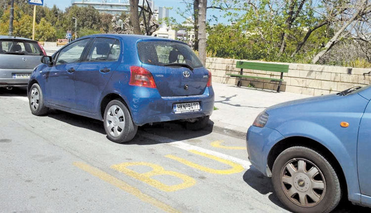 Την ανανέωση της κίτρινης διαγράμμισης στον χώρο στάθμευσης των τουριστικών λεωφορείων ζητούν οι ξεναγοί, επισημαίνοντας ότι έχει ξεθωριάσει 