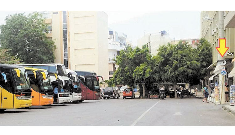 Ειδική σήμανση στον χώρο στάθμευσης των τουριστικών λεωφορείων στο πάρκινγκ του Αρχαιολογικού Μουσείου Ηρακλείου ζητούν οι ξεναγοί, ώστε να είναι ξεκάθαρο ότι απαγορεύεται η στάθμευση των ΙΧ από τις 8.00 το πρωί έως τις 6.00 το απόγευμα.