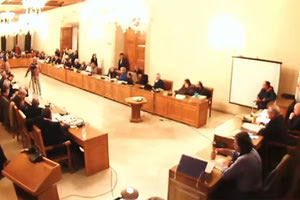 Στη μνήμη των αδικοχαμένων θυμάτων της ανείπωτης τραγωδίας στα Τέμπη τα μέλη του Δημοτικού Συμβουλίου Ηρακλείου τήρησαν ενός λεπτού σιγής στην έναρξη της συνεδρίασης