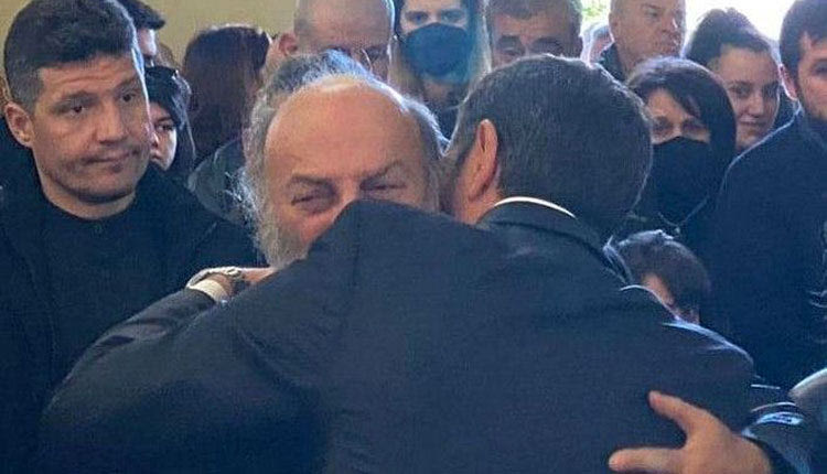 Το “παρών” στην κηδεία της Ελπίδας Χούπα, ενός εκ των θυμάτων του τραγικού δυστυχήματος στα Τέμπη, που στέρησε τη ζωή σε τουλάχιστον 57 ανθρώπους, έδωσε ο Αλέξης Τσίπρας.