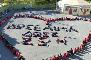 τα παιδιά του ΓΕΛ και του Γυμνασίου Μαλίων που έφτιαξαν με τα σώματά τους το μήνυμα του Αιματοκρήτη για την Πανελλήνια Ημέρα Εθελοντών Αιμοδοτών