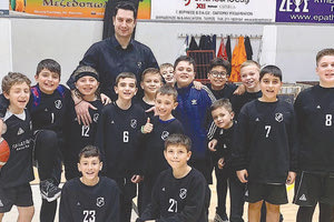 Τα παιδιά του προμίνι του ΟΦΗ με τον Βασίλη Ράλλη στο κλειστό του Εσπέρου