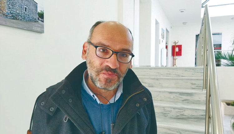 Ο πρόεδρος του Συλλόγου Σεισμοπλήκτων του Δήμου Μινώα Πεδιάδος «Ελπίδα» Κώστας Γκαντάτσιος 