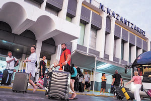 Τους καλοκαιρινούς μήνες δημιουργείται κυκλοφοριακό κομφούζιο από τα τουριστικά λεωφορεία