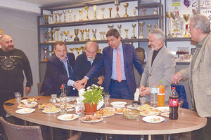 Οι κ.κ. Αυγενάκης και Σαρρής κόβουν την πίτα του «Κάστρο»