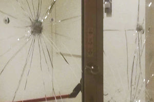 Οι άγνωστοι δράστες έσπασαν τζαμαρίες καταστημάτων και μιας τράπεζας στην 25ης Αυγούστου και στην λ. Καλοκαιρινού.