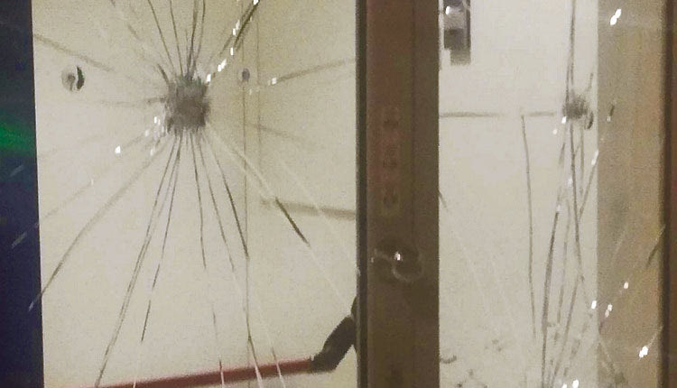 Οι άγνωστοι δράστες έσπασαν τζαμαρίες καταστημάτων και μιας τράπεζας στην 25ης Αυγούστου και στην λ. Καλοκαιρινού.