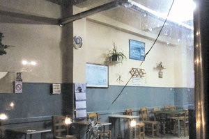 Ένα από τα καφενεία που πυροβόλησε ο δράστης, όπως φαίνεται στην τζαμαρία