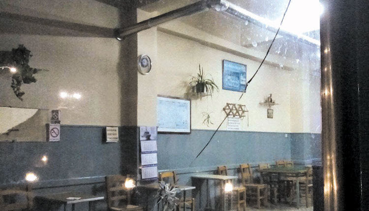 Ένα από τα καφενεία που πυροβόλησε ο δράστης, όπως φαίνεται στην τζαμαρία