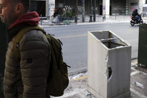 Χθες στην Αθήνα, στα επεισόδια, κουκουλοφόροι επιτέθηκαν στους αστυνομικούς και νωρίτερα είχαν σπάσει το μνημείο για τους νεκρούς της Marfin.