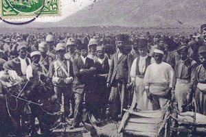 ΦΩΤΟΗΜΕΡΑΣ: ΜΙΑ ΕΝΔΙΑΦΕΡΟΥΣΑ φωτογραφία του Μπεχαεντίν (διακρίνεται μπροστά και ο ίδιος) στο Γάζι, παρουσία του αγγλικού στρατού και συνάθροιση ντόπιων με μουσουλμάνους.