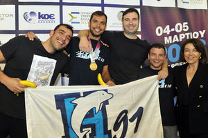 Οι αθλητές του “Ηράκλειο 91” με την αντιπρόεδρο της ΚΟΕ κ. Μαρίνη-Δραμηντινού