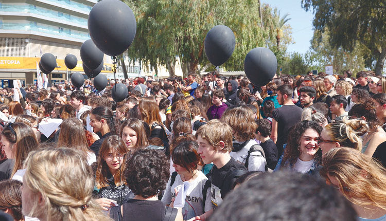 Χιλιάδες διαδηλωτές ξεχύθηκαν χθες στις μεγάλες πόλεις της χώρας