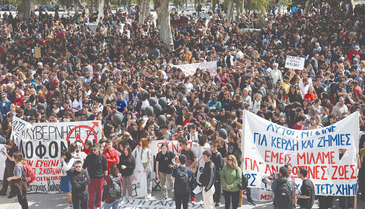 Χιλιάδες διαδηλωτές ξεχύθηκαν χθες στις μεγάλες πόλεις της χώρας