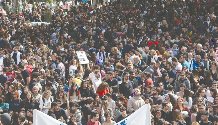 Χιλιάδες διαδηλωτές ξεχύθηκαν χθες στις μεγάλες πόλεις της χώρας