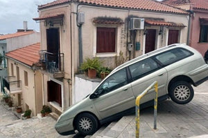 Εντάξει… οι σκάλες φταίνε! Ενας ηλικιωμένος μάλλον έχασε τον δρόμο και βρέθηκε να κατεβαίνει τα σκαλιά του Δημοτικού Ωδείου Καλαμάτας με το αυτοκίνητο.
