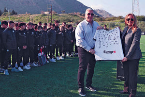 Ο Μιχάλης Μπούσης με την κ. Ανούς Κ. Τζιρακιάν και τα παιδιά της Ακαδημίας χθες στο ΒΑΚ