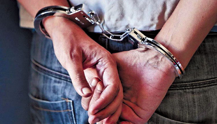 Ο 38χρονος συνελήφθη όταν πήρε τα προσημειωμένα χαρτονομίσματα