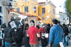 Επίθεση στο σπίτι του πρώην υπουργού Υποδομών και Μεταφορών, Κώστα Καραμανλή, στην Πλάκα, πραγματοποίησαν μέλη της αναρχικής συλλογικότητας «Ρουβίκωνας», με αφορμή την τραγωδία στα Τέμπη.