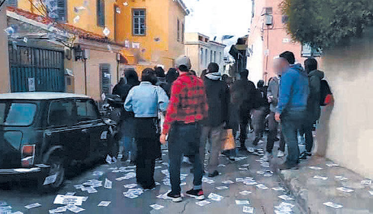 Επίθεση στο σπίτι του πρώην υπουργού Υποδομών και Μεταφορών, Κώστα Καραμανλή, στην Πλάκα, πραγματοποίησαν μέλη της αναρχικής συλλογικότητας «Ρουβίκωνας», με αφορμή την τραγωδία στα Τέμπη.