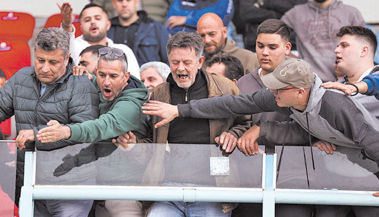 Η ισοπαλία έφερε νεύρα στα Χανιά…

Ένταση επικράτησε στις εξέδρες των Περβολίων μεταξύ οπαδών και διοίκησης των Χανίων μετά το τέλος του αγώνα με τον Ηρόδοτο.