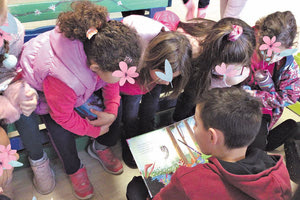 Τα μεγαλύτερα παιδιά διαβάζουν δυνατά βιβλία και παραμύθια στα μικρότερα Η κ. Ελευθερία Καλούδη