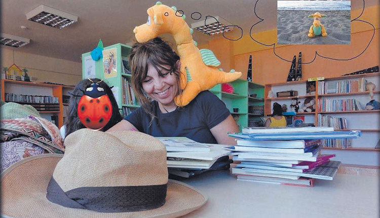 Τα μεγαλύτερα παιδιά διαβάζουν δυνατά βιβλία και παραμύθια στα μικρότερα Η κ. Ελευθερία Καλούδη