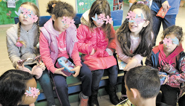  Τα μεγαλύτερα παιδιά διαβάζουν δυνατά βιβλία και παραμύθια στα μικρότερα Η κ. Ελευθερία Καλούδη