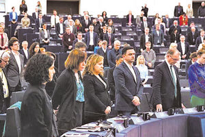 Η πρόεδρος του Ευρωκοινοβουλίου Ρομπέρτα Μετσόλα κάλεσε τους ευρωβουλευτές να κρατήσουν ενός λεπτού σιγή στη μνήμη των πρόσφατων θυμάτων που χάθηκαν στη θάλασσα και στο σιδηροδρομικό δυστύχημα στην Ελλάδα, κατά την έναρξη της συνόδου στο Στρασβούργο.